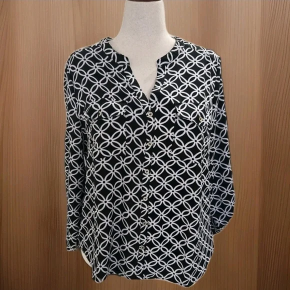 Women’s 2X Black White Geometric Blouse Button Front Lightweight Roll Tab Sleeve - Picture 3 of 13